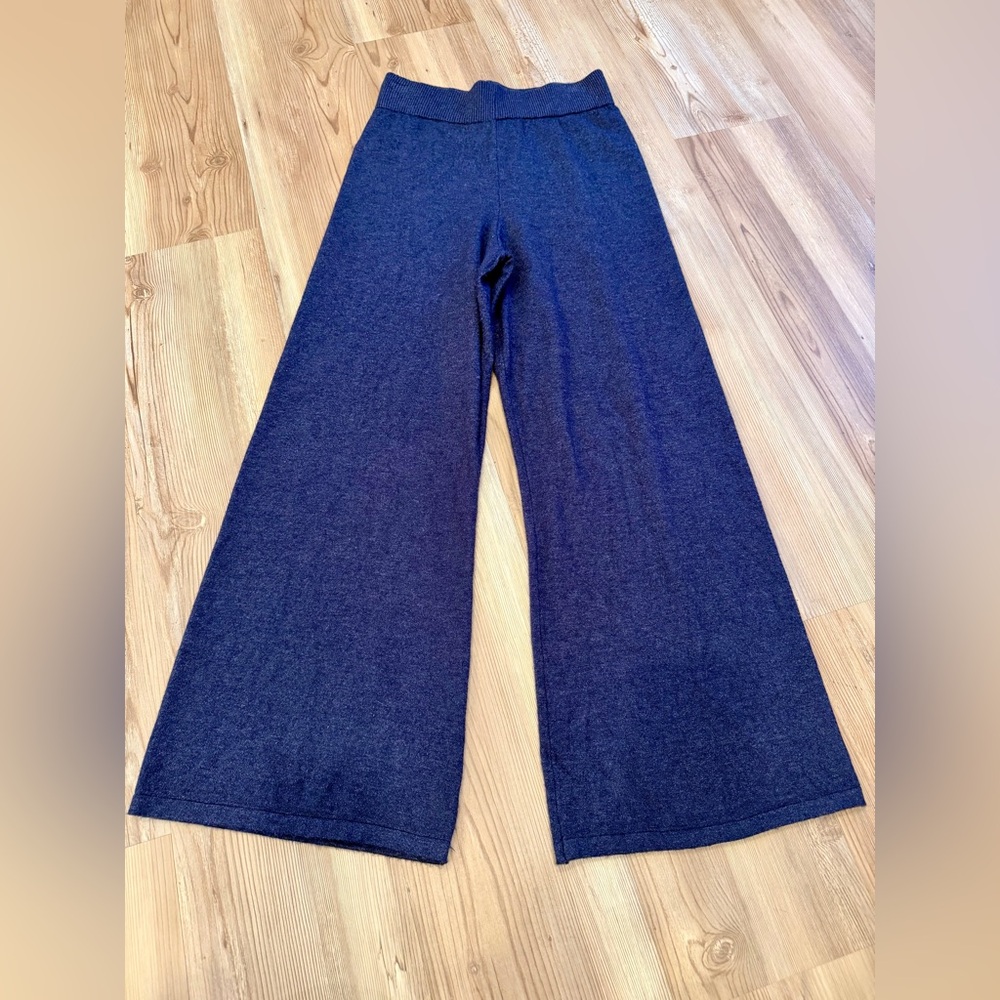 *ACCT CLOSING MAKE OFFER* Sioni Navy Cropped Sweater Pants-Size XS